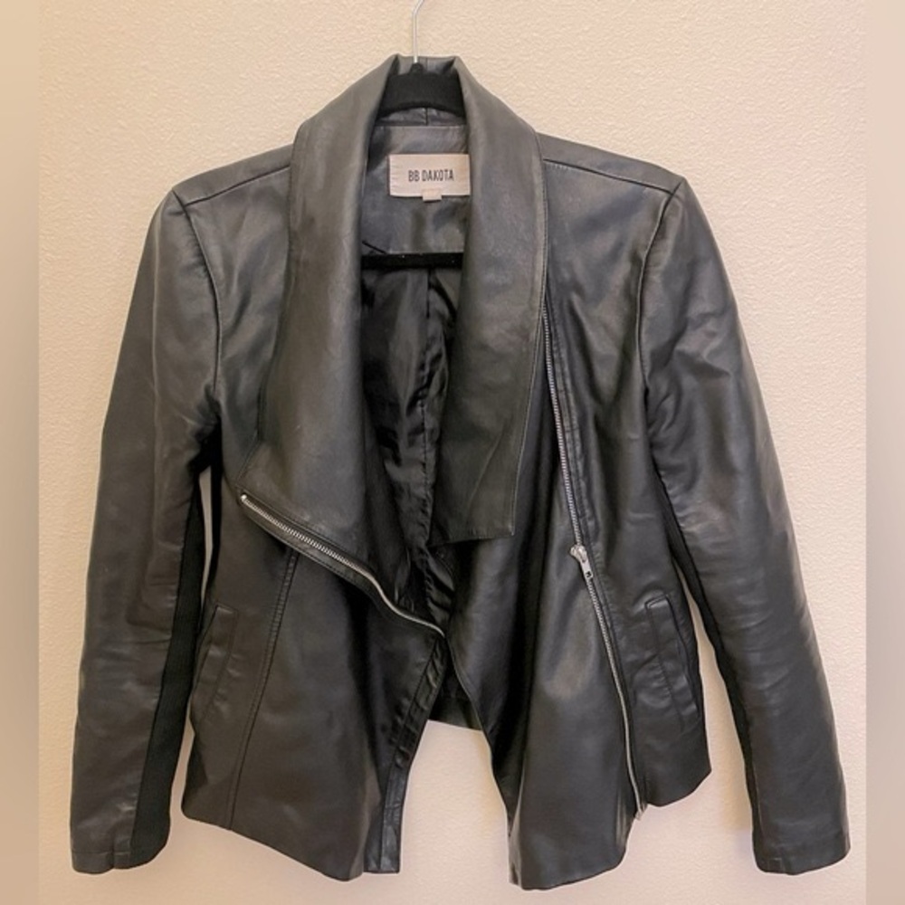 BB DAKOTA LEATHER JACKET ! GOOD CONDITION